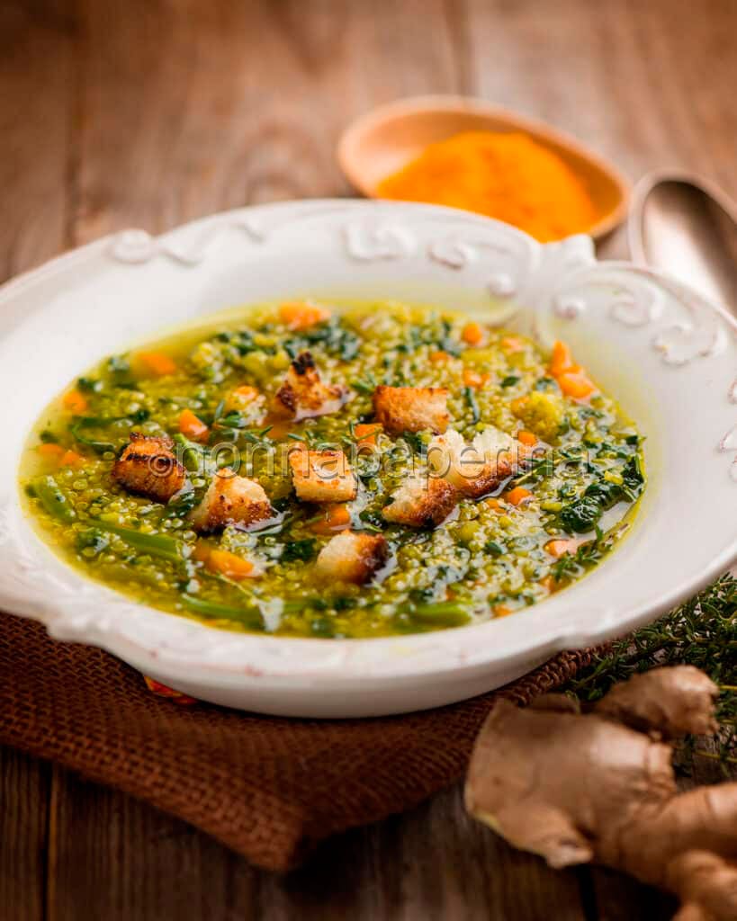 Zuppa di quinoa con erbe aromatiche Zuppa di quinoa con erbe aromatiche