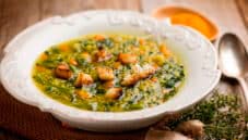 Zuppa di quinoa con erbe aromatiche, un primo piatto intenso