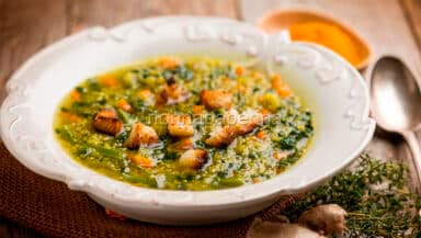 Zuppa di quinoa con erbe aromatiche