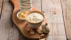 Maionese all’aglio, una salsa corposa e poco grassa Maionese all’aglio, una salsa corposa e poco grassa