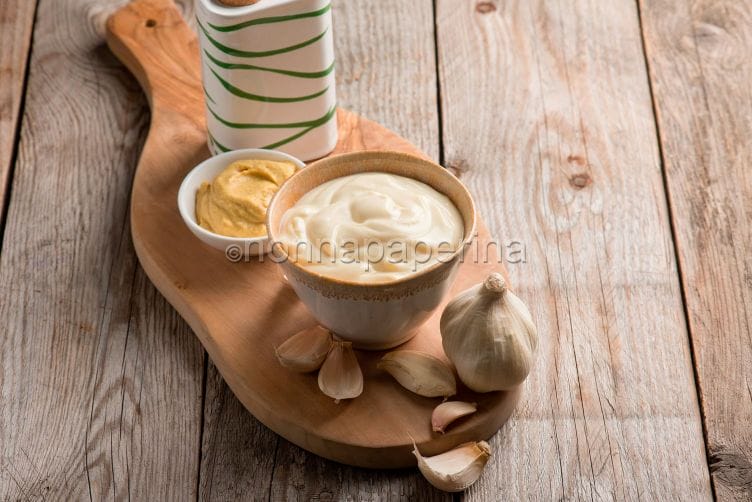 Maionese all’aglio, una salsa corposa e poco grassa maionese all aglio