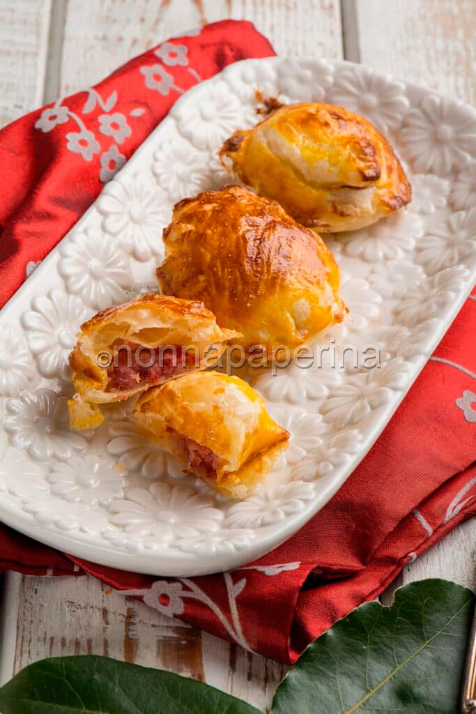 Medaglioni di sfoglia e cotechino Medaglioni di sfoglia e cotechino