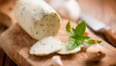 Burro con aglio, il condimento dal sapore intenso Burro con aglio, il condimento dal sapore intenso