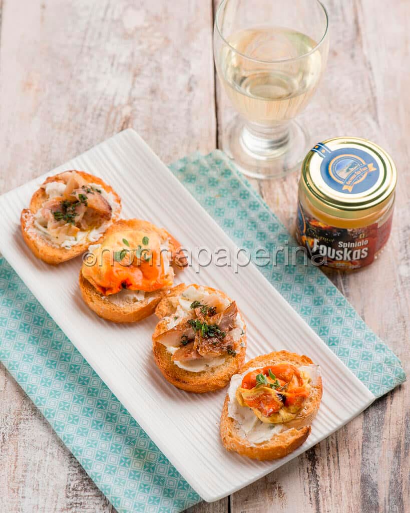 Crostini con sgombro affumicato Crostini con sgombro affumicato