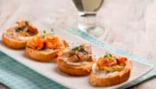 Crostini con sgombro affumicato, un antipasto elegante