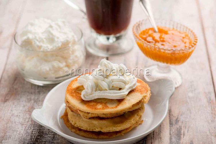 Pancake con latte di mandorla, colazione golosa Pancake con latte di mandorla
