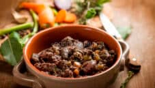 Lepre in salmì, un secondo dai sapori forti Lepre in salmì, un secondo dai sapori forti