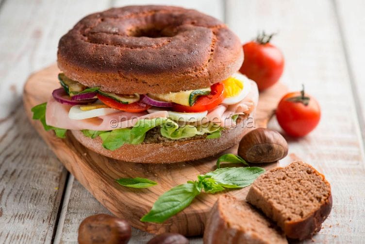 Pane con farina di castagne, una ricca merenda fusion pane di castagne farcito