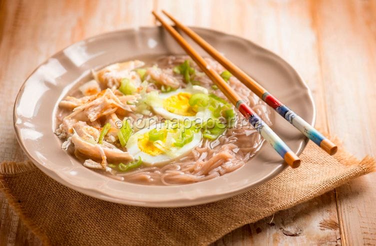 Ramen di pollo con spaghetti di riso, un primo fusion ramen di pollo