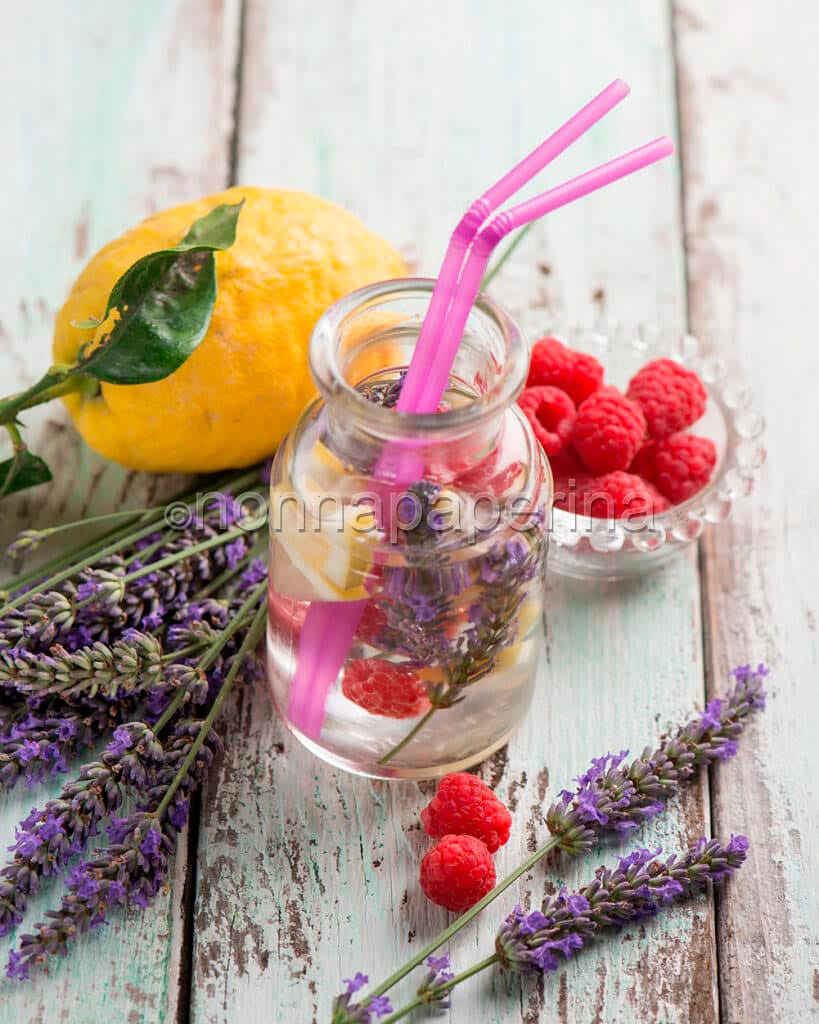 Acqua aromatizzata alla lavanda e lamponi Acqua aromatizzata alla lavanda e lamponi
