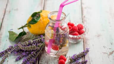 Acqua aromatizzata alla lavanda e lamponi
