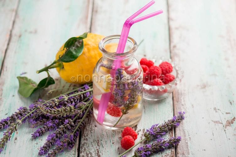 Acqua aromatizzata alla lavanda e lamponi
