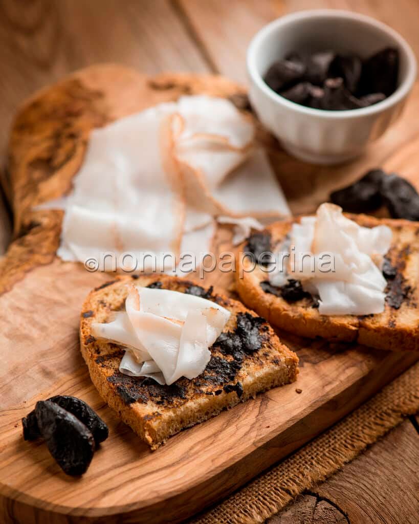 Bruschetta con aglio nero e lardo