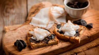 Bruschetta con aglio nero e lardo