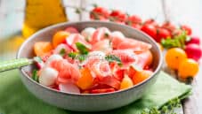 Caprese con melone, l’insalata gustosa che non ti aspetti Caprese con melone, l’insalata gustosa che non ti aspetti