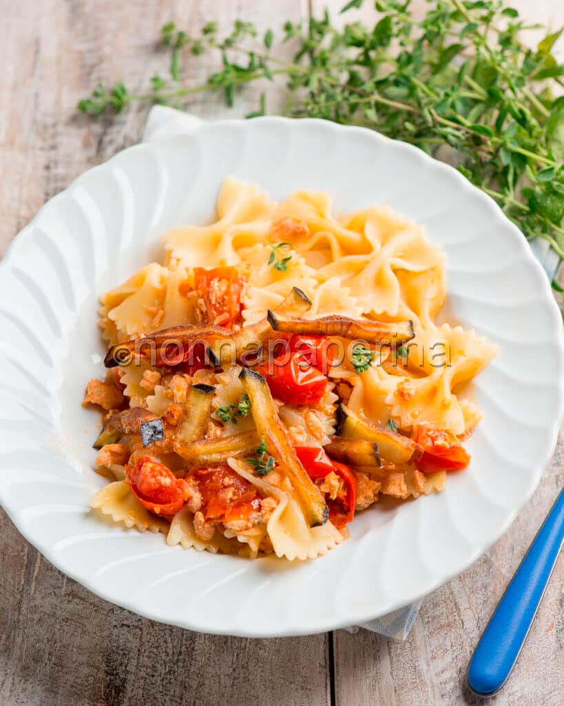 Farfalle con salmone e melanzane