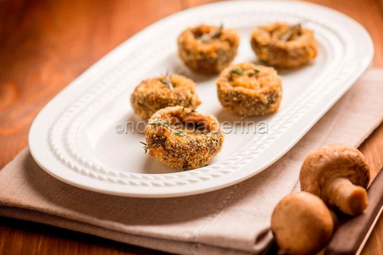Funghi cremini impanati al forno, un contorno croccante Funghi cremini al forno