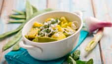 Insalata con taccole e patate, un contorno corposo Insalata con taccole e patate, un contorno corposo