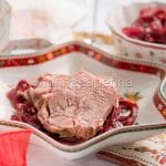 Lingua di vitello con salsa di cipolle, un piatto gourmet