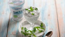 Profumata Mousse di Skyr con semi di papavero
