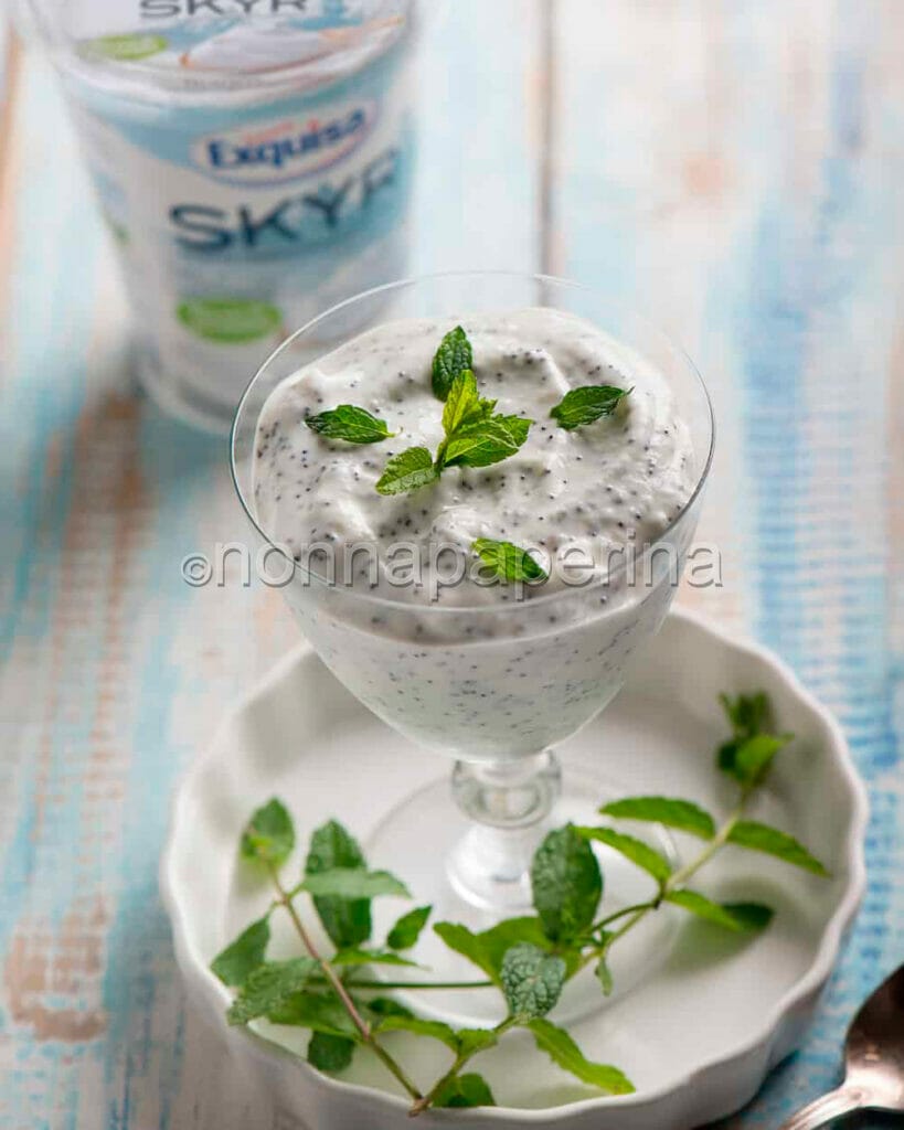 Mousse di Skyr con semi di papavero