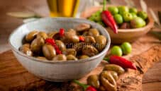 Olive schiacciate, un antipasto rustico e aromatico Olive schiacciate, un antipasto rustico e aromatico