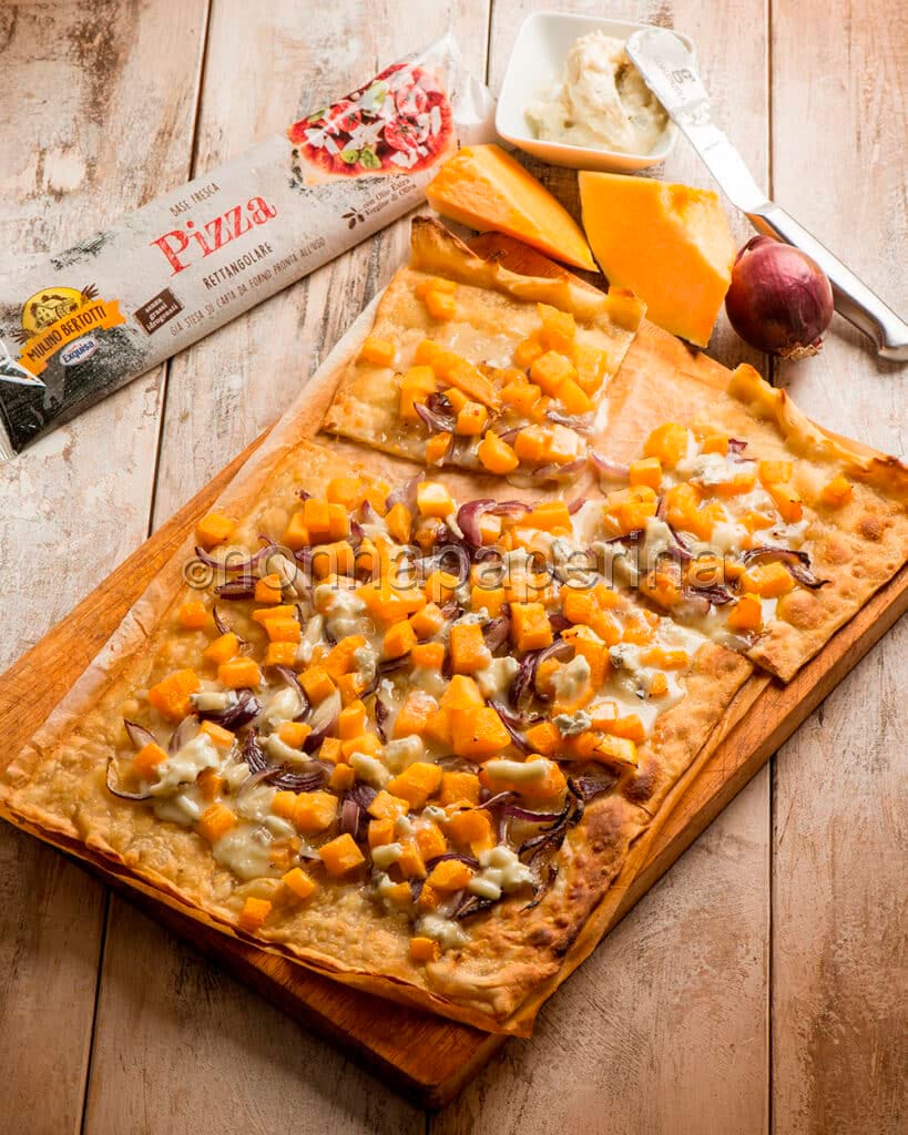 Pizza con zucca cipolle e gorgonzola