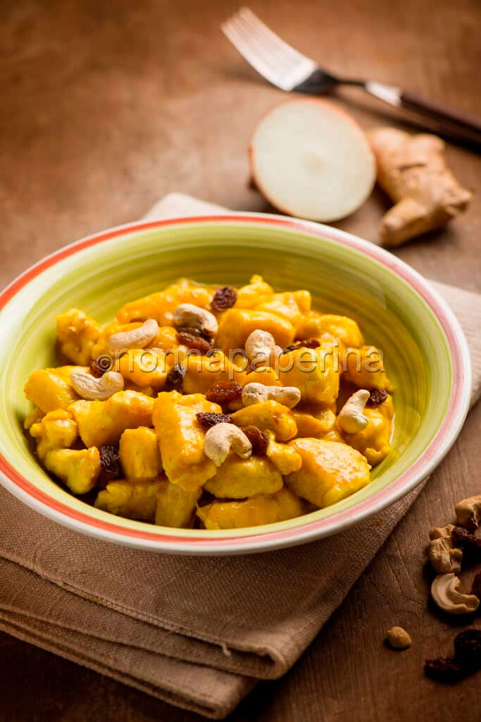 Pollo con curcuma e uvetta Pollo con curcuma e uvetta