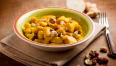 Pollo con curcuma e uvetta, un secondo esotico Pollo con curcuma e uvetta, un secondo esotico