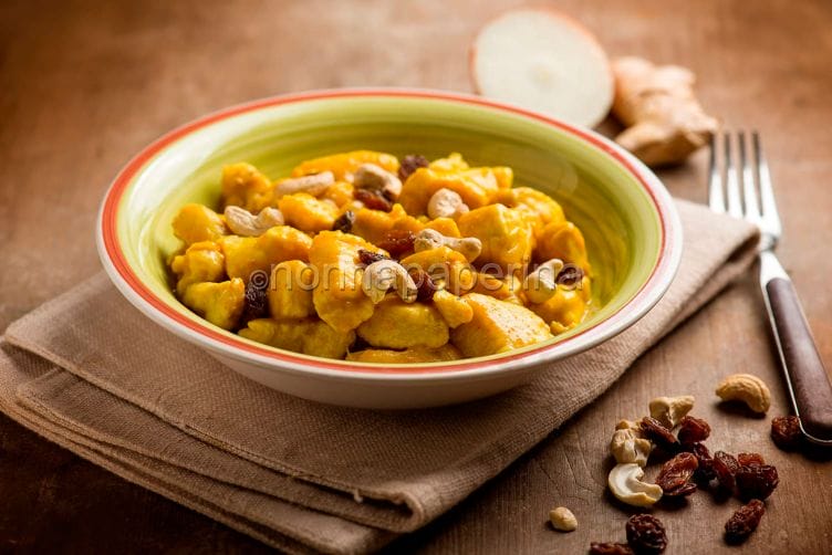 Pollo con curcuma e uvetta, un secondo esotico Pollo con curcuma e uvetta
