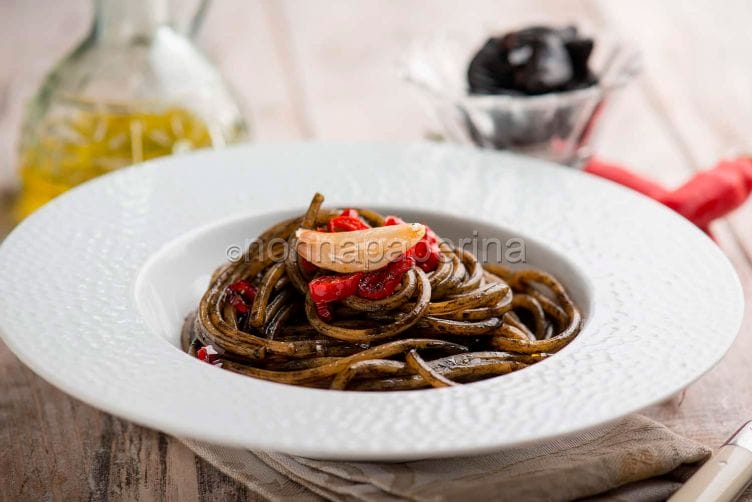 Spaghetti con aglio nero
