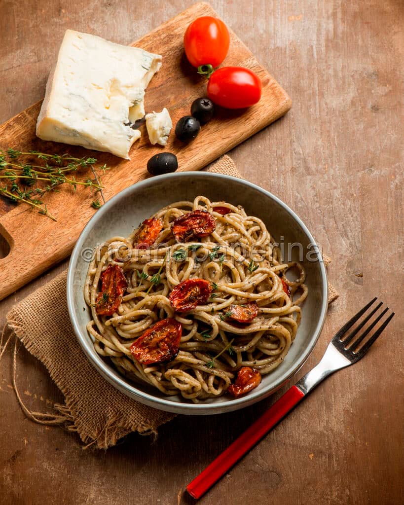 Spaghetti con crema di olive e gorgonzola
