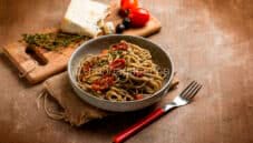 Spaghetti con crema di olive e gorgonzola, un primo ricco