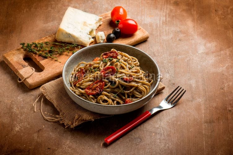 Spaghetti con crema di olive e gorgonzola