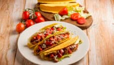 Tacos con chili di carne, un classico piatto messicano Tacos con chili di carne, un classico piatto messicano