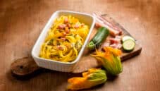 Tagliatelle con fiori di zucca, un primo colorato e corposo