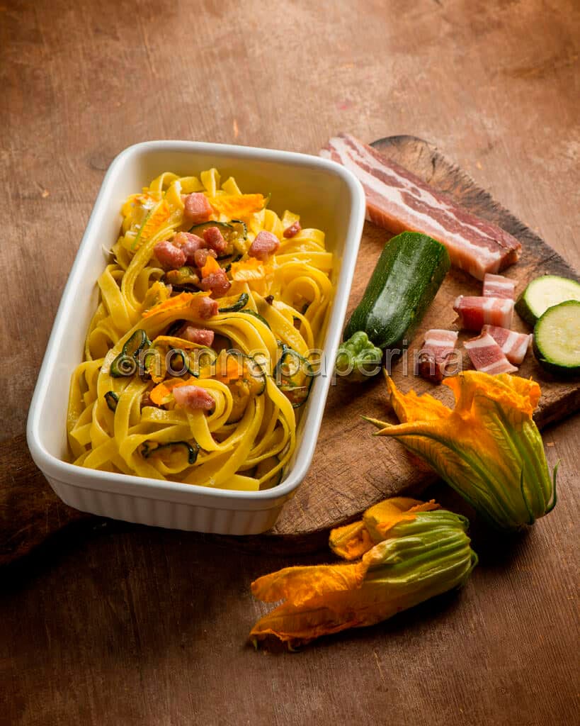 Tagliatelle con fiori di zucca Tagliatelle con fiori di zucca