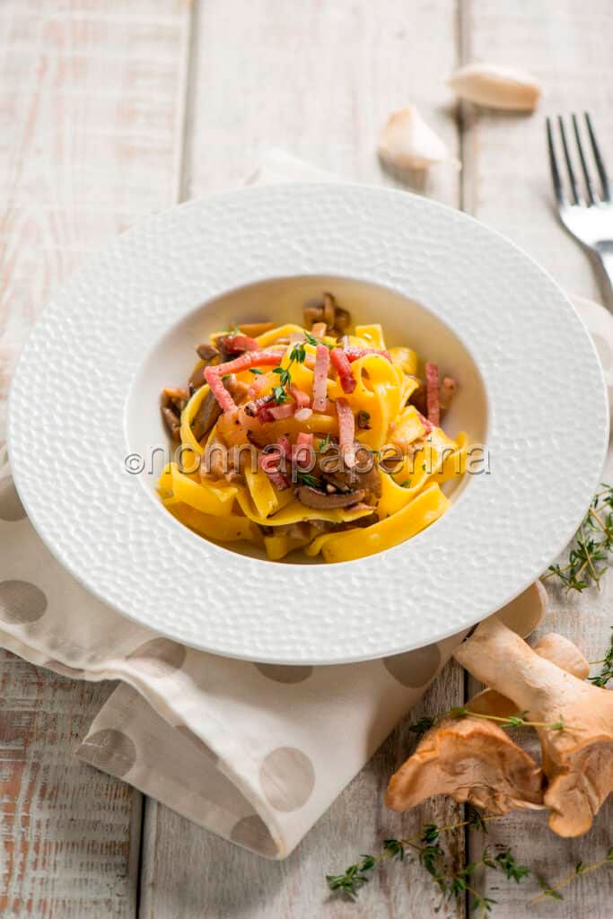 Tagliatelle con speck e cardoncelli