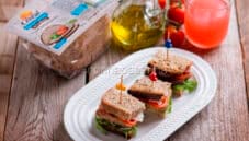 Tramezzini con datterini e rucola, una merenda raffinata Tramezzini con datterini e rucola, una merenda raffinata