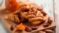 Treccine dolci con mele cotogne e noci