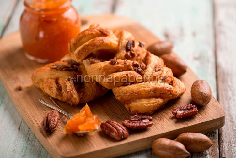 Treccine dolci con mele cotogne e noci Treccine con mele cotogne giapponesi