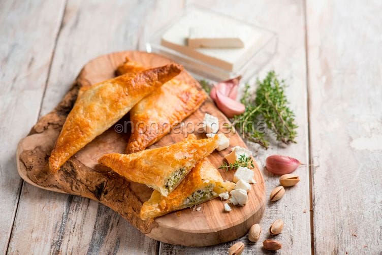 Triangoli con broccoli e feta