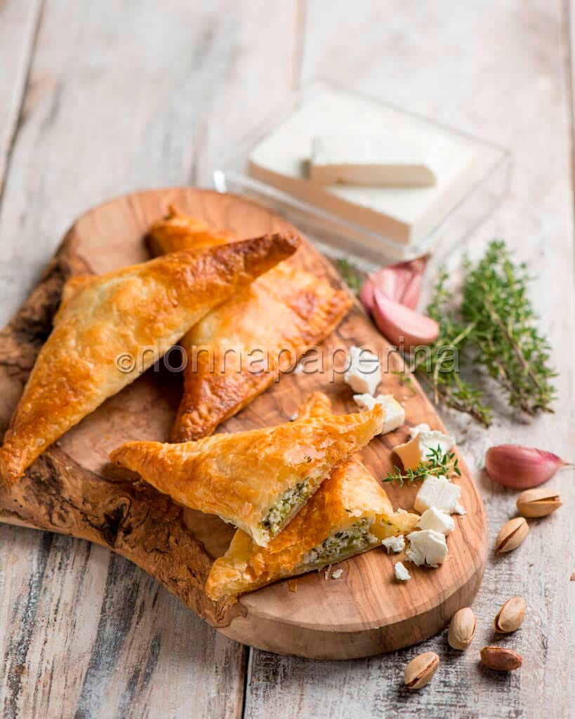 Triangoli con broccoli e feta