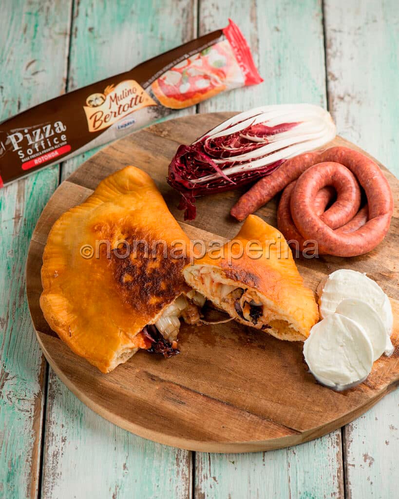 Calzone fritto con salsiccia e radicchio