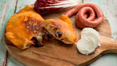 Calzone fritto con salsiccia e radicchio