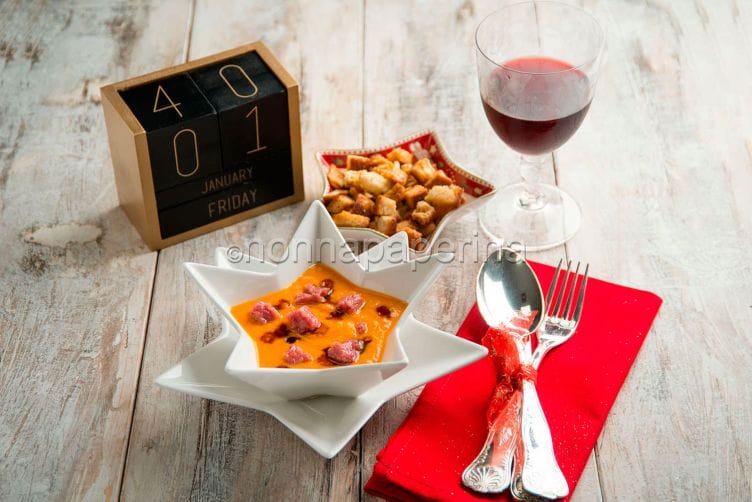 Crema di zucca con cotechino per un Capodanno perfetto Crema di zucca con cotechino