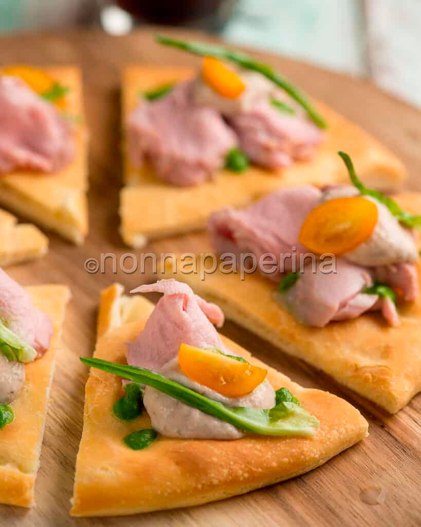 Focaccia con filetto di maiale tonnato