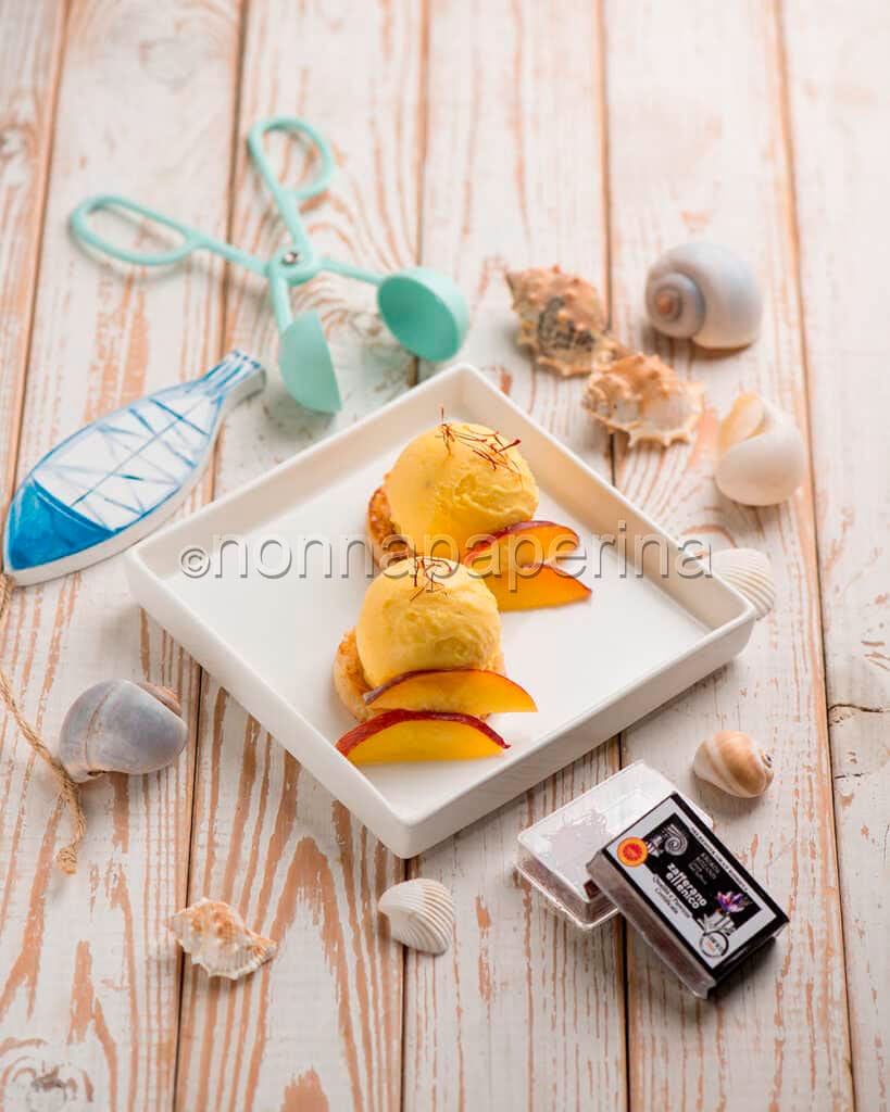 Gelato di pesche e zafferano