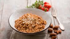 Insalata di sorgo e mandorle, un piatto tutta salute