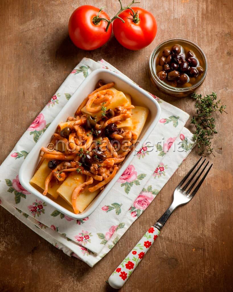 Paccheri con calamari e olive